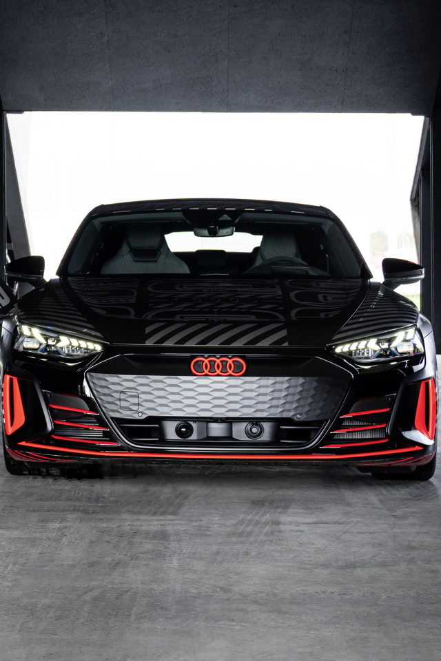 Автомобиль Audi RS E-Tron GT, 2021 года на заправке