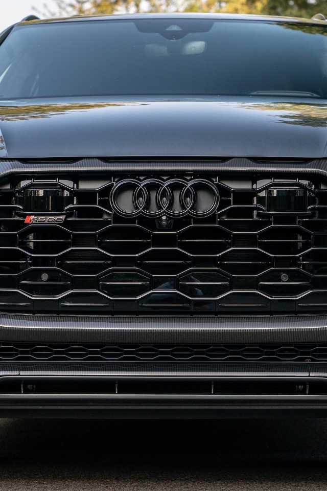 Черный автомобиль  Audi RS Q8, 2021 года вид спереди