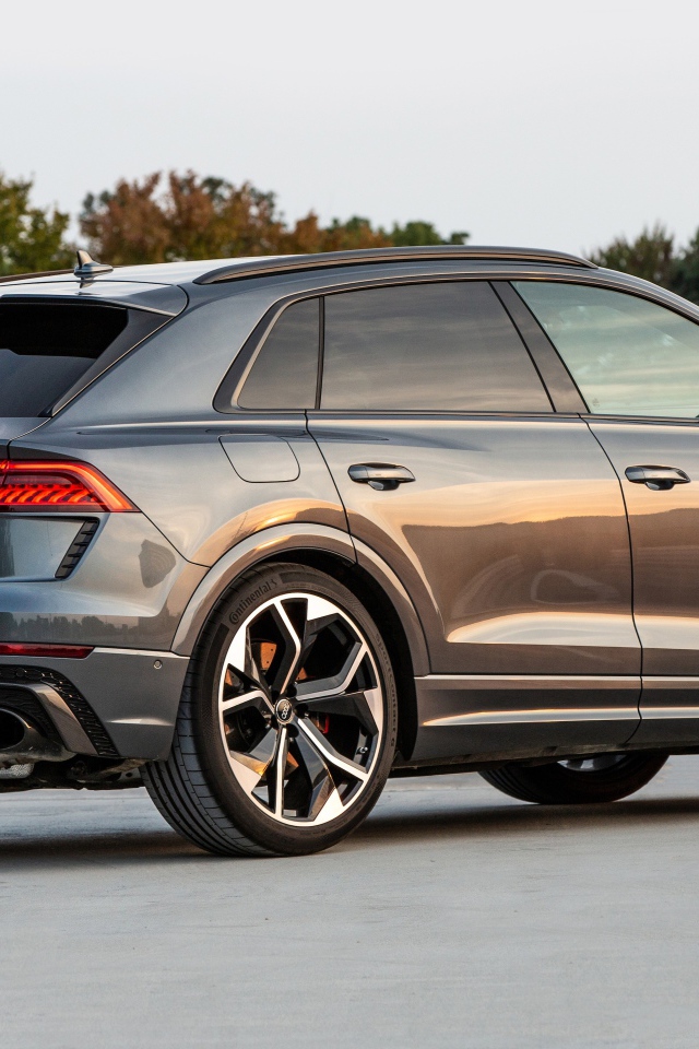 Автомобиль  Audi RS Q8, 2021 года вид сзади