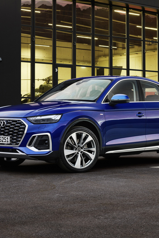 Автомобиль Audi TTS, 2021 года у здания с большими окнами