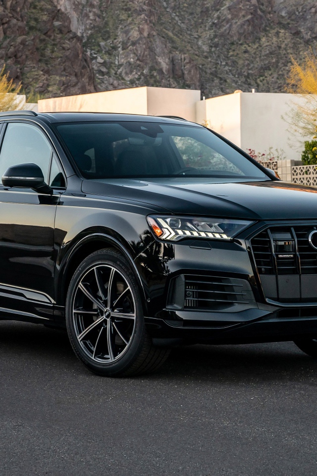 Черный внедорожник Audi Q7 55 TFSI Quattro, 2020 года у горы