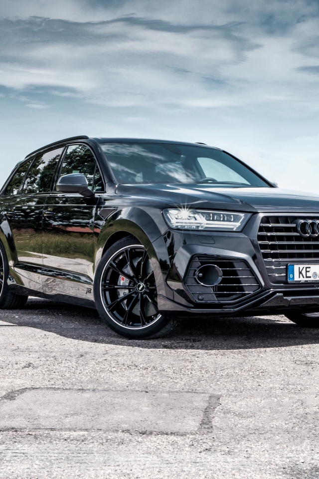 Черный автомобиль ABT Audi Q7 50 TDI на фоне неба