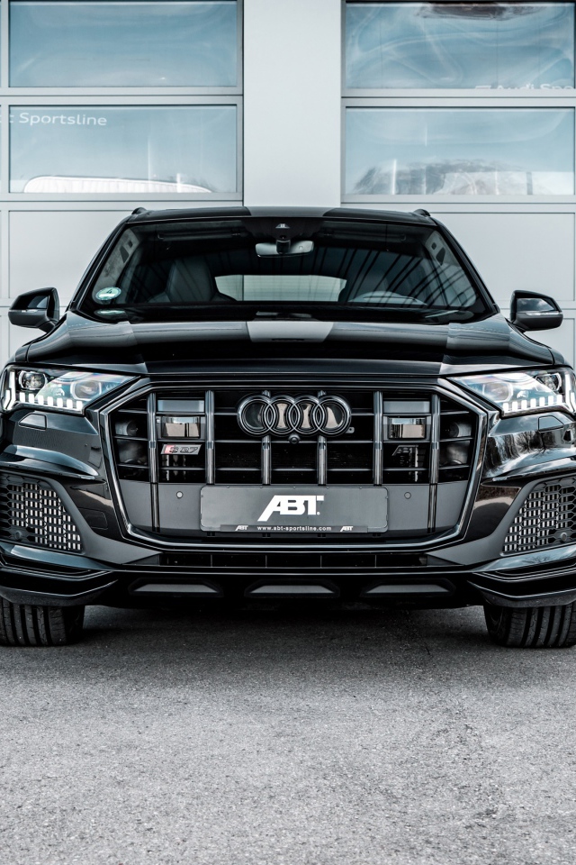 Черный автомобиль ABT Audi SQ7 TDI Widebody 2020 года вид спереди