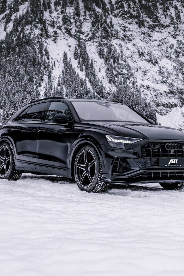 Черный автомобиль Audi ABT SQ8 TDI, 2019 года на фоне заснеженных гор