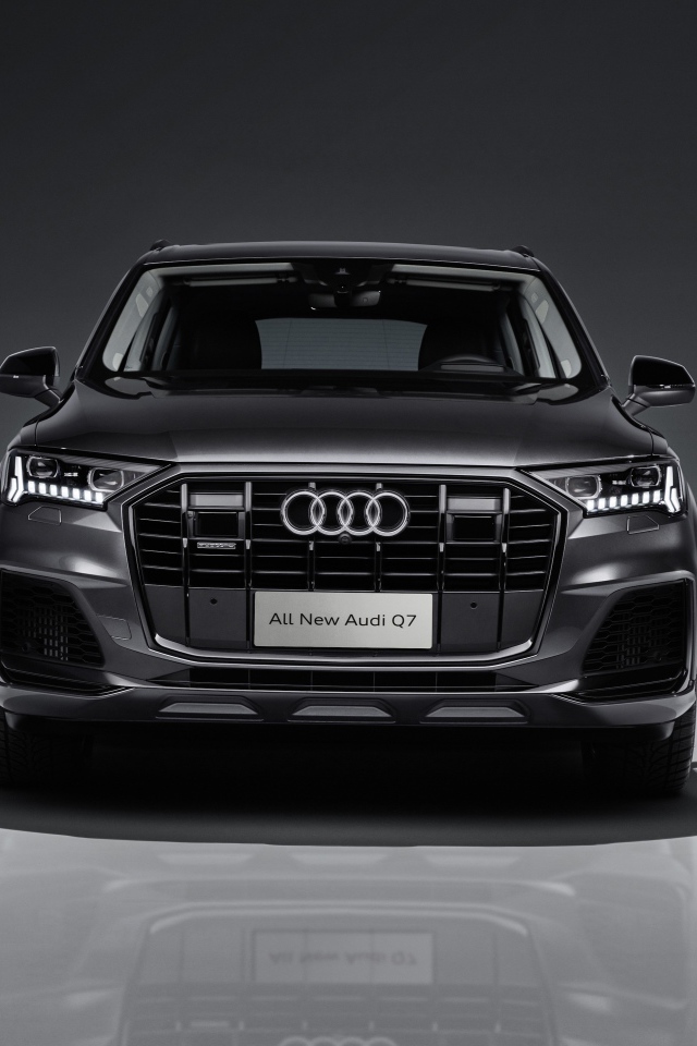 Черный автомобиль Audi Q7 55 TFSI Quattro S Line 2020 года вид спереди