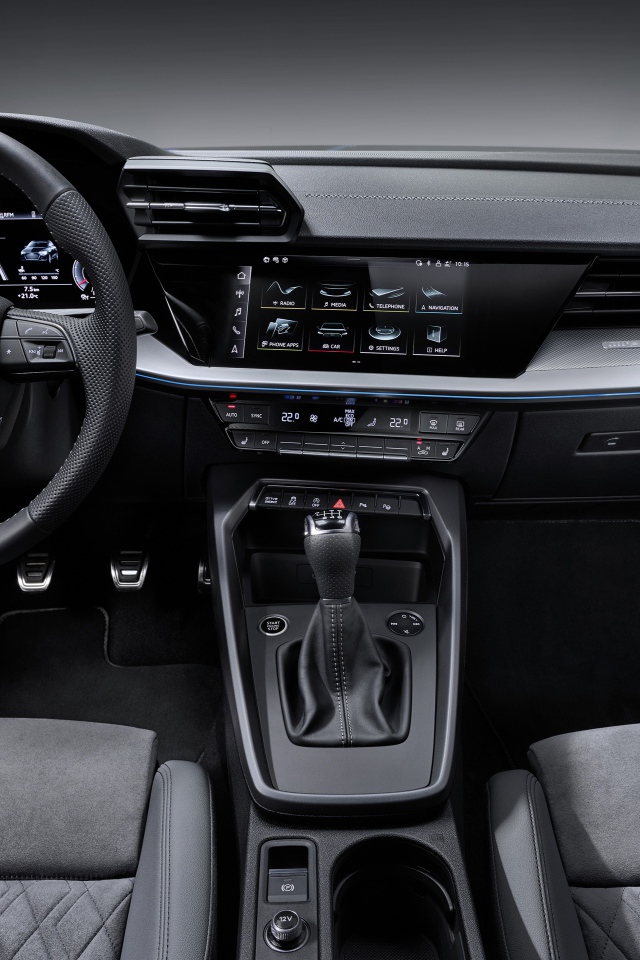 Черный кожаный салон автомобиля Audi A3 Sportback 35 TFSI 2020 года 