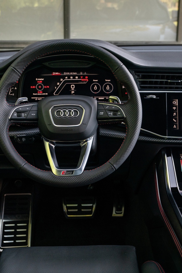 Черный кожаный салон автомобиля  Audi RS Q8, 2021 года