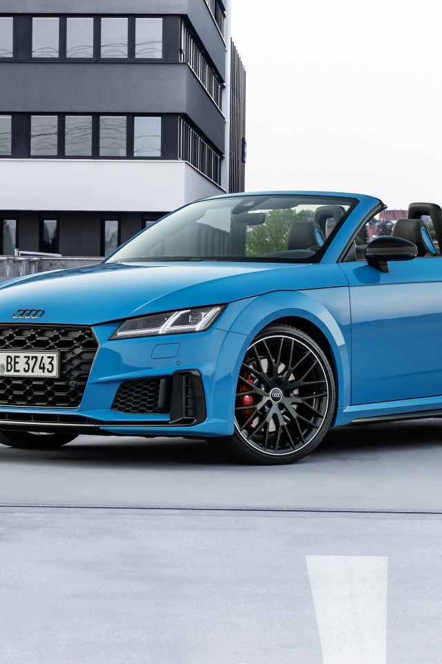 Голубой автомобиль кабриолет Audi TTS, 2021 года