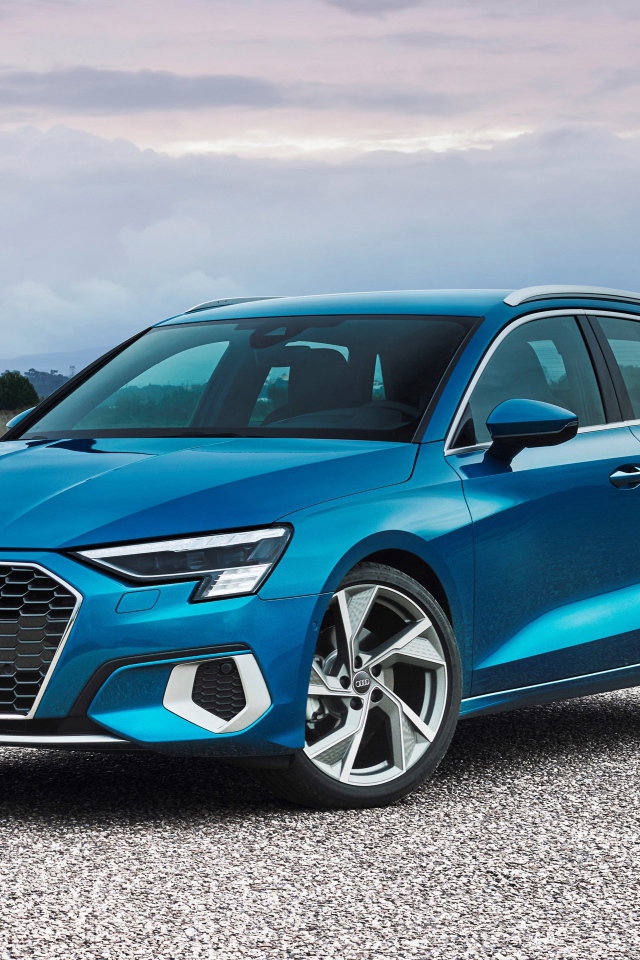 Синий автомобиль Audi A3 Sportback 35 TFSI 2020 года на асфальте 