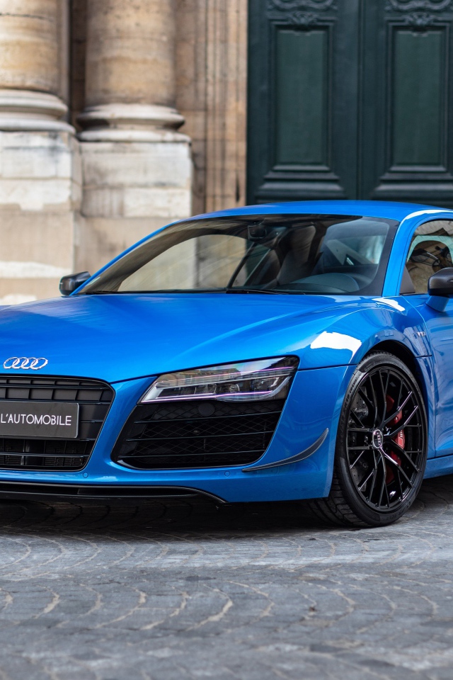 Синий автомобиль Audi R8 LMX у старого здания