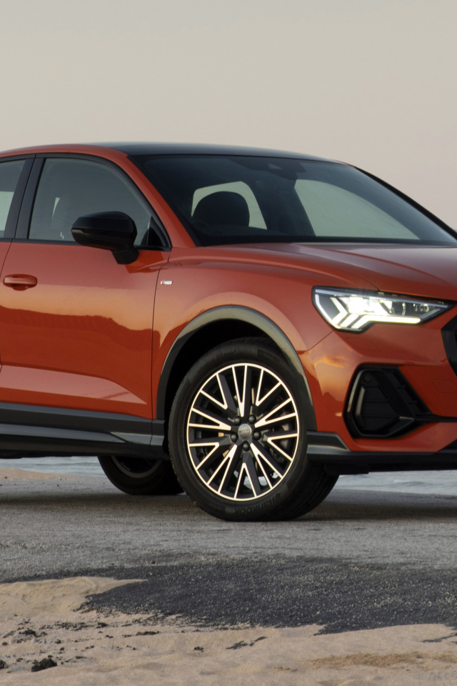 Красный автомобиль Audi Q3 Sportback 40 TFSI Quattro S Line 2020 года у моря