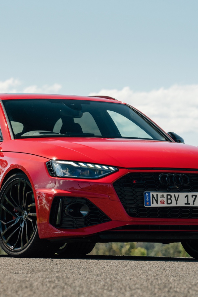 Красный автомобиль Audi RS 4 Avant 2020 года на фоне неба