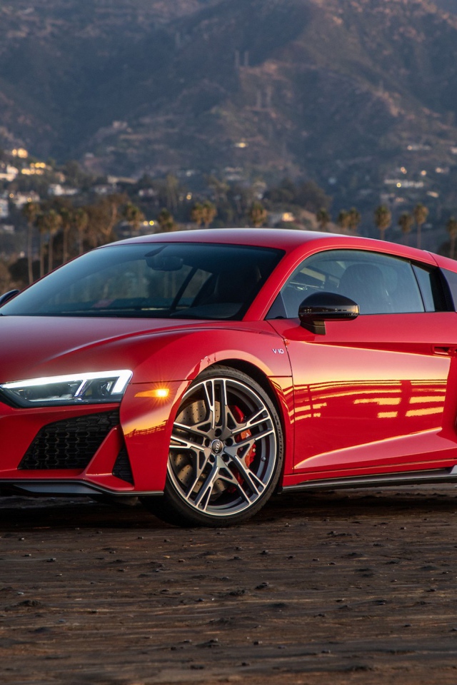 Красный автомобиль  Audi R8 V10 Performance, 2020 года на фоне гор 