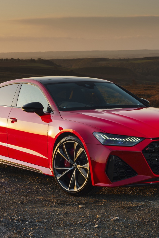 Красный автомобиль Audi RS 7 Sportback 2020 на трассе 