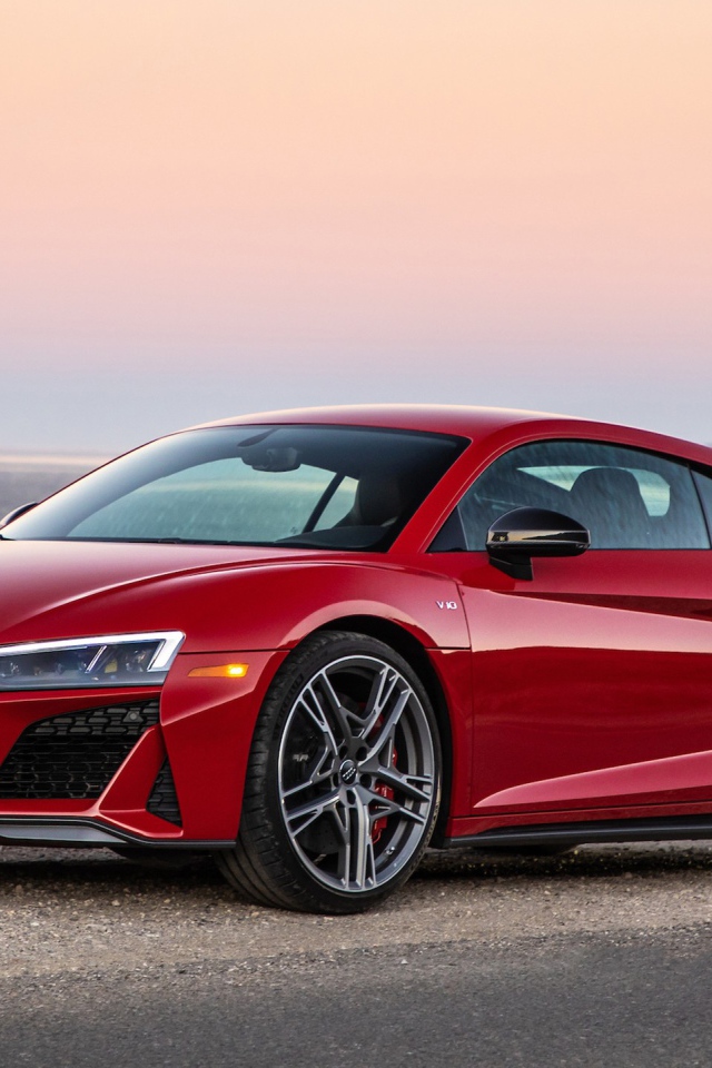 Красный спортивный автомобиль Audi R8 V10, 2020 года на фоне океана