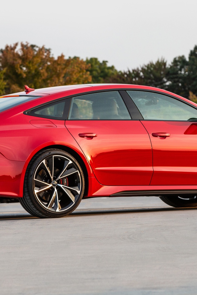 Красный автомобиль  Audi RS 7 Sportback, 2021 года вид сбоку