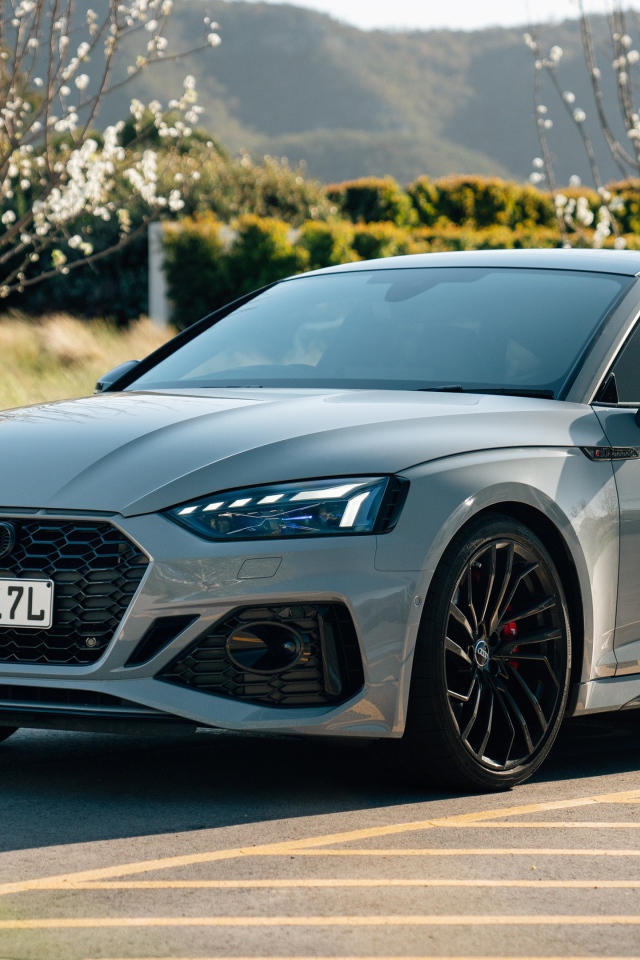 Серебристый автомобиль Audi RS 5 Sportback 2020 года на дороге