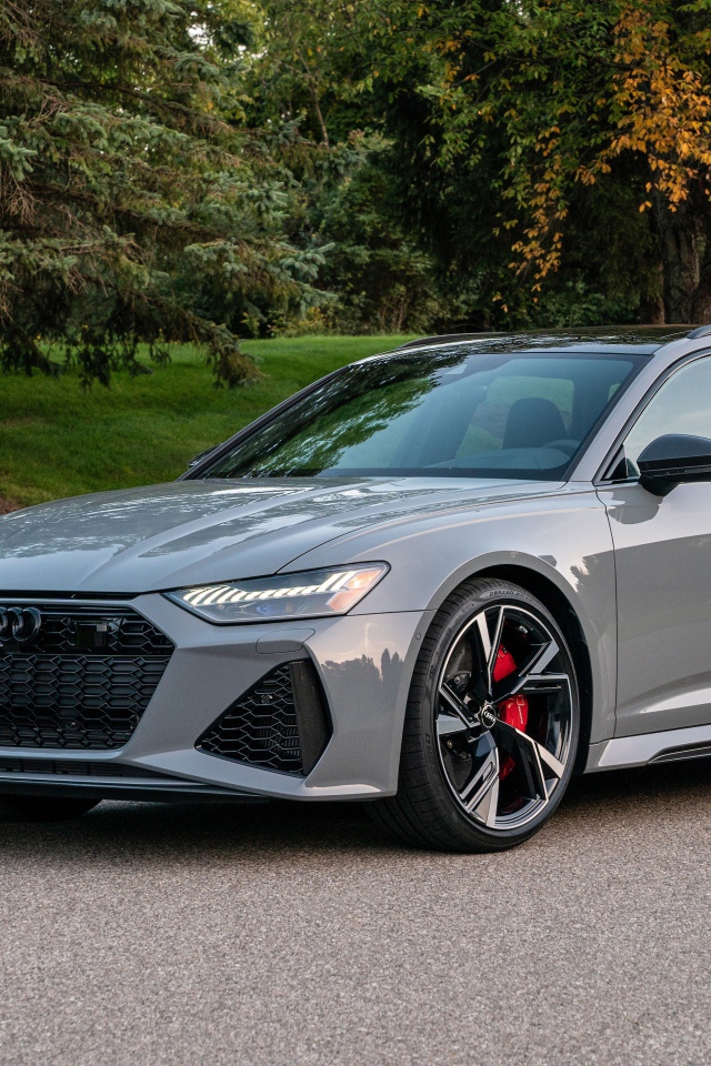 Серебристый автомобиль Audi RS 6 Avant, 2021 года вид спереди