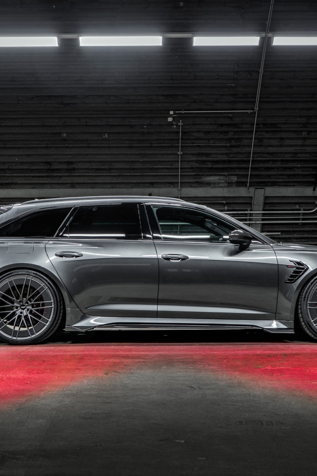 Серебристый автомобиль ABT RS6-R 2020 года в ангаре