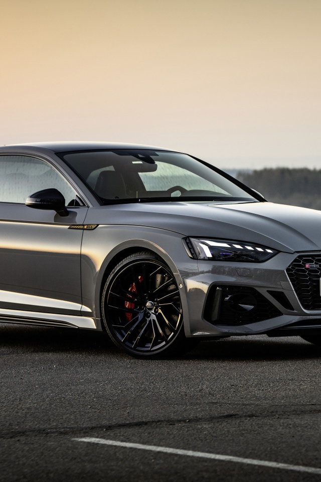 Серебристый автомобиль Audi RS 5 Coupe 