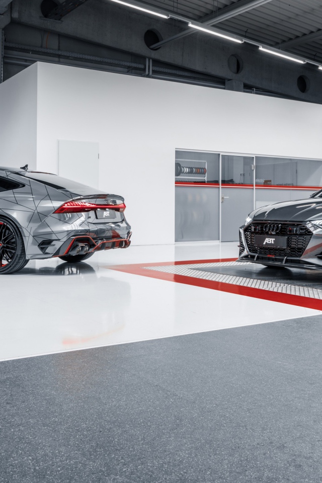 Два автомобиля ABT RS6-R 2020 года в гараже
