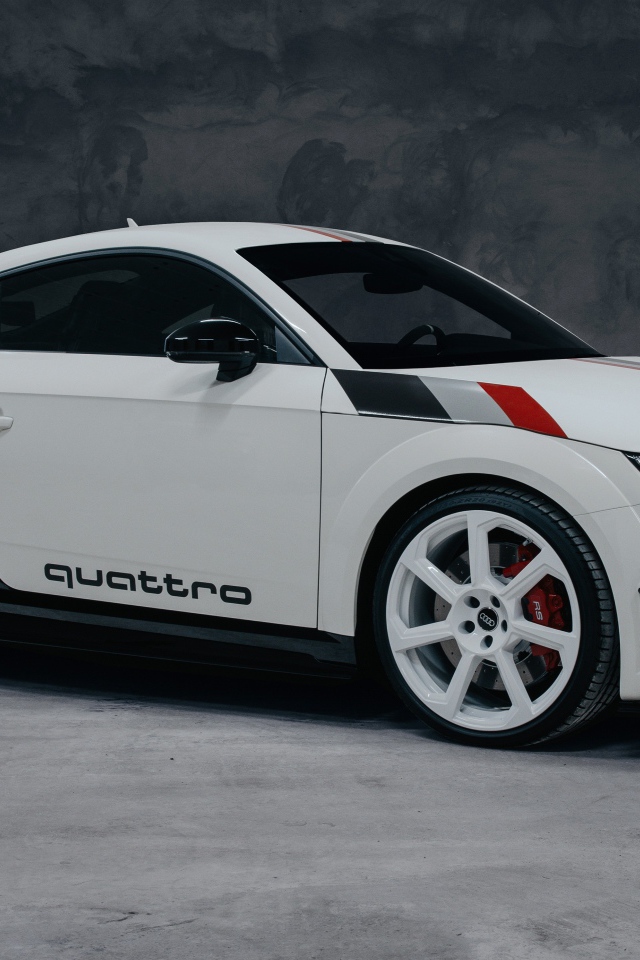 Белый автомобиль Audi TT RS Coupé 40 Jahre Quattro 2020 года на сером фоне