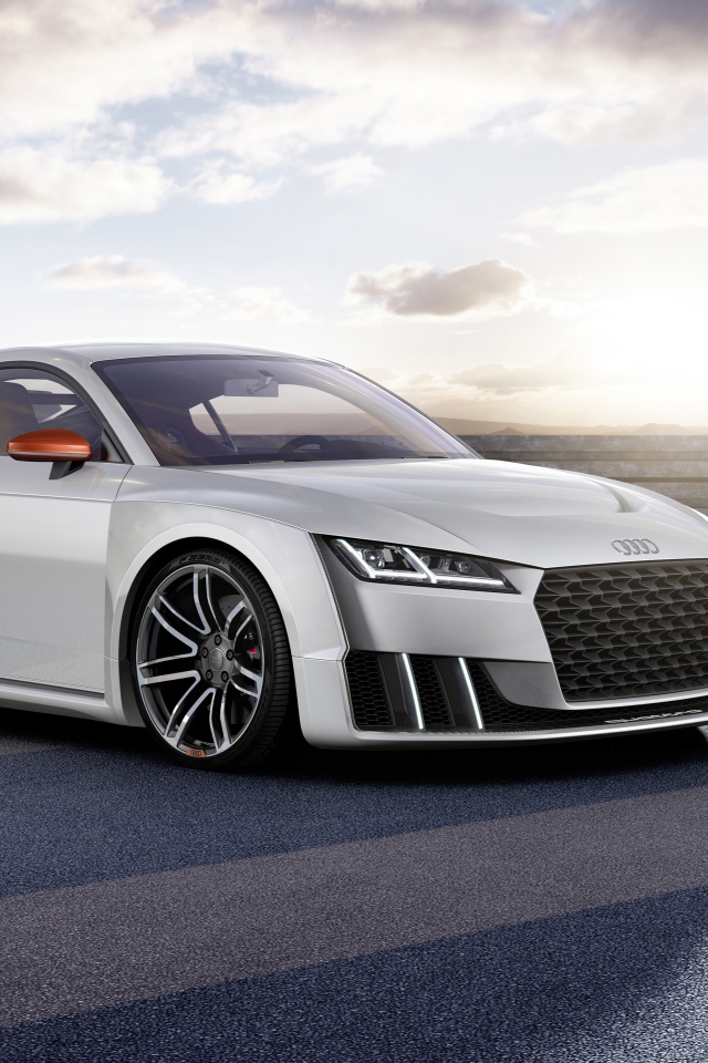 Белый автомобиль Audi TT в лучах солнца 