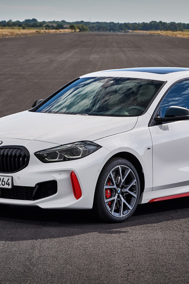 Белый автомобиль BMW 128ti 2020 года на дороге