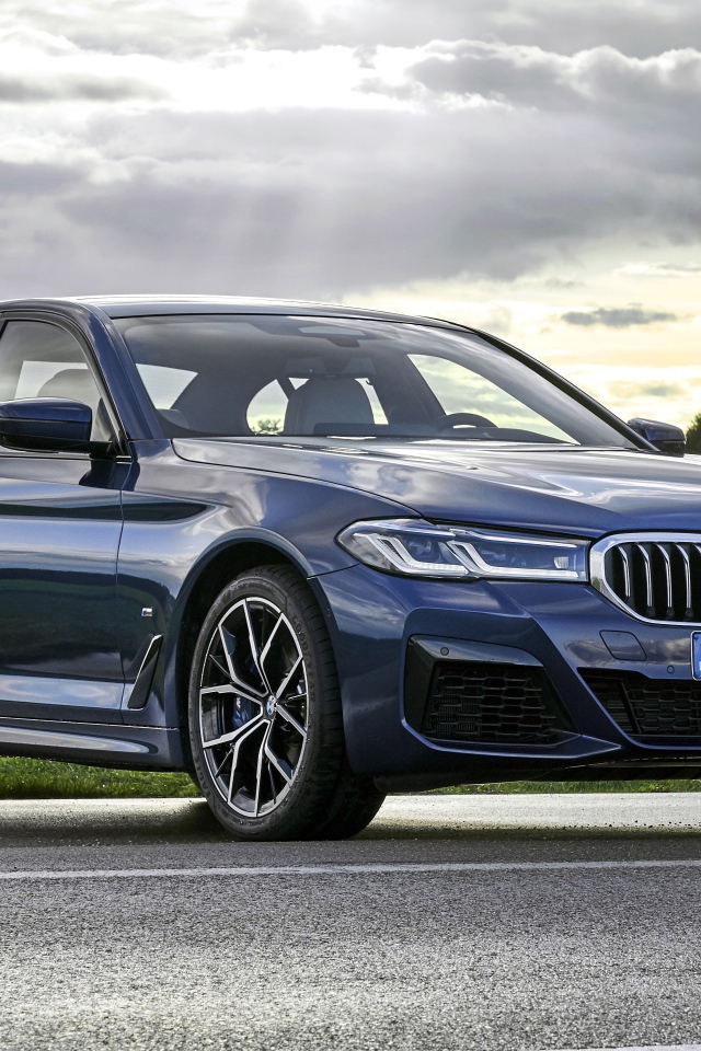 Синий автомобиль бизнес класса BMW 540i XDrive M Sport 2020 года