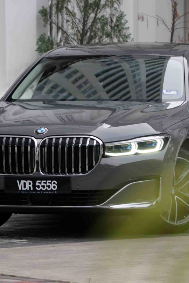 Черный автомобиль BMW 740Le XDrive 2020 года 