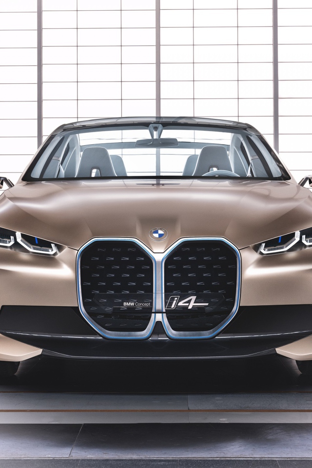 Автомобиль BMW Concept I4 2020 года вид спереди