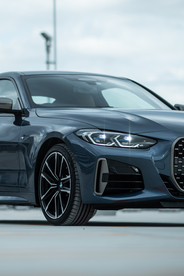 Автомобиль BMW M440i XDrive Coupé 2020 года на фоне города