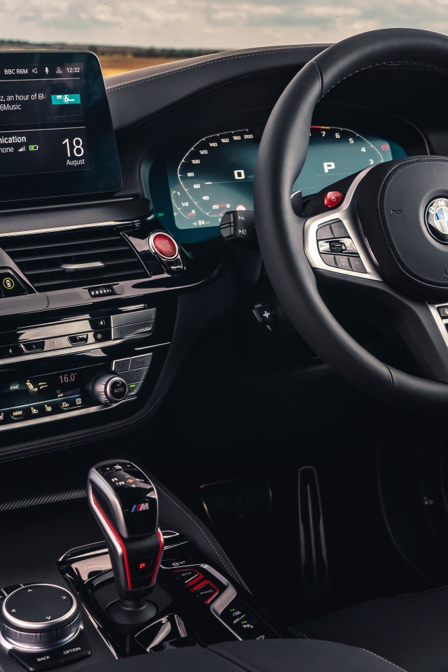 Черный кожаный салон автомобиля BMW M5 Competition 2020 года