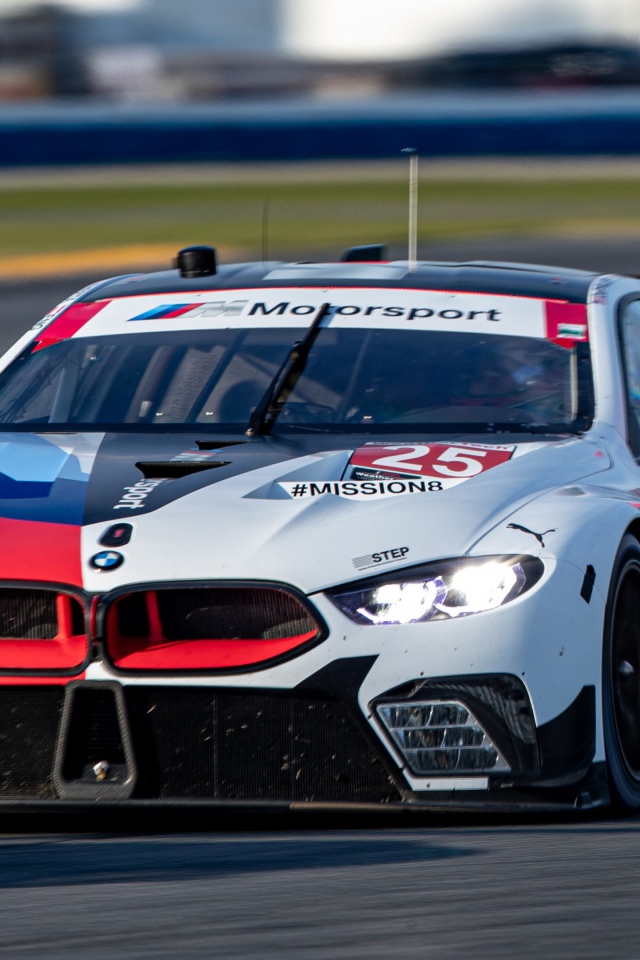 Гоночный автомобиль BMW M8 GTE 2020 года на трассе