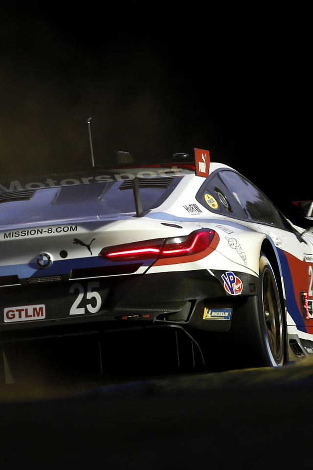 Гоночный автомобиль BMW M8 GTE 2020 года на соревнованиях 