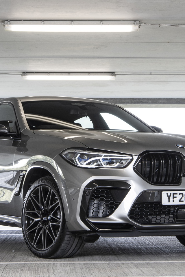 Автомобиль BMW X6 M Competition 2020 года на парковке 