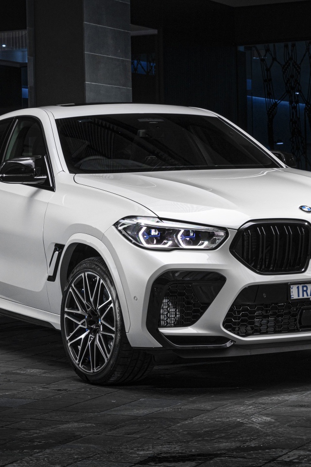 Белый автомобиль BMW X6 M Competition 2020 года 