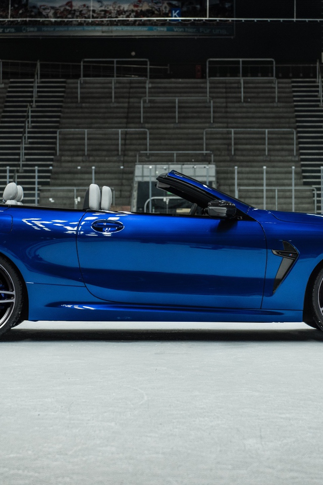 Синий автомобиль  BMW M8 Competition Cabrio 2020 года вид сзади