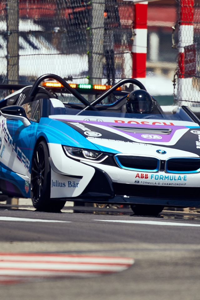 Гоночный автомобиль BMW I8 Roadster на трассе 