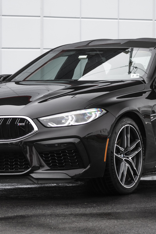 Черный автомобиль BMW M8, 2020 года