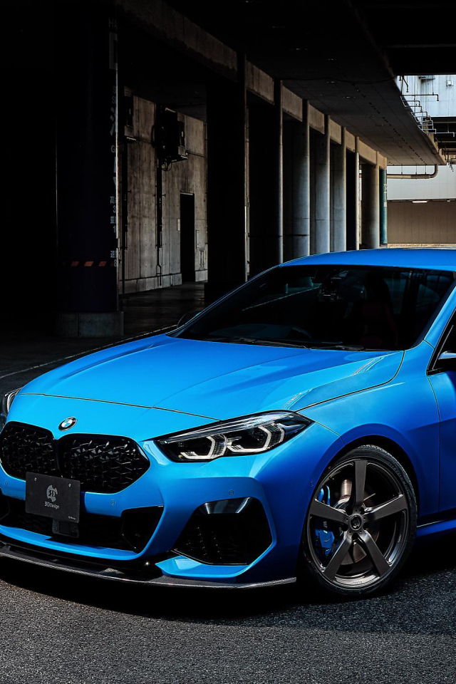 Синий автомобиль BMW 2 Series Gran Coupé 2020 года на подземной парковке