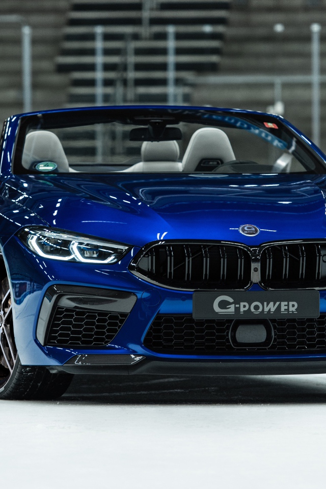 Синий автомобиль  BMW M8 Competition Cabrio 2020 на стадионе 