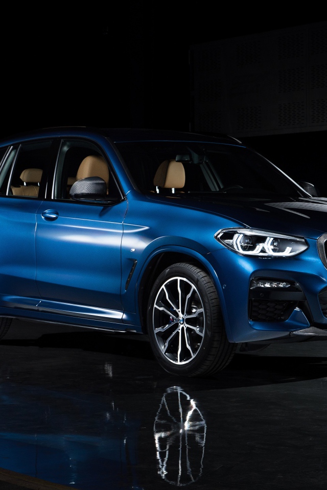 Синий автомобиль Larte Design BMW X3 XDrive30d 2020 года на черном фоне