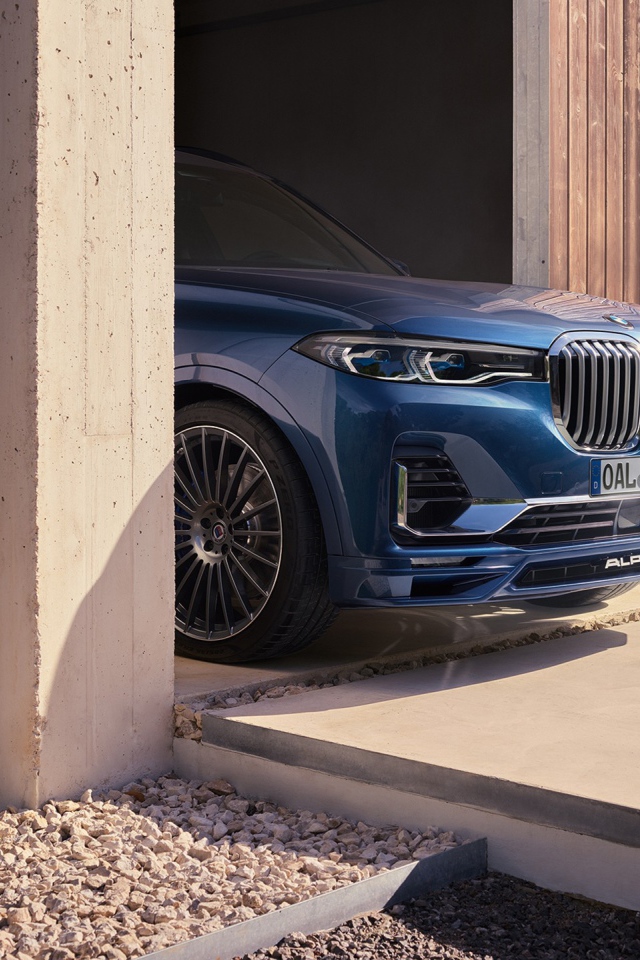 Автомобиль BMW Alpina XB7, 2021 года выезжает из гаража