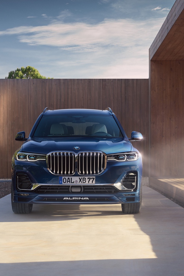 Автомобиль BMW Alpina XB7, 2021 года у дома