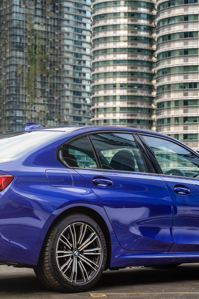 Дорогой автомобиль BMW 330e M Sport 2021 года вид сзади