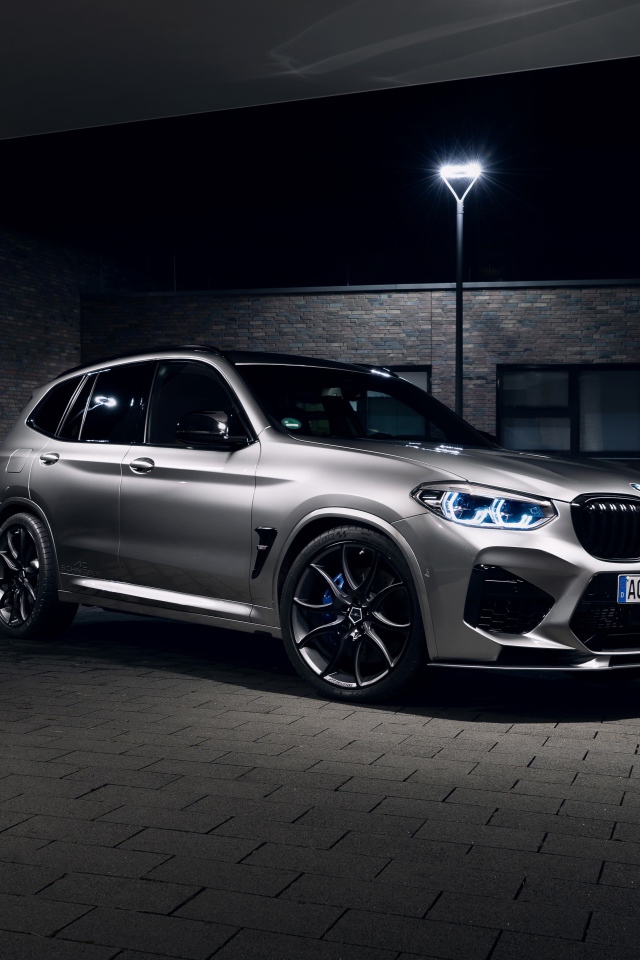 Дорогой автомобиль  BMW X3 M 2020 года на улице 