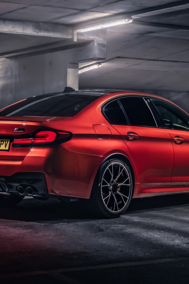 Красный автомобиль BMW M5 Competition 2020 года в тоннеле 