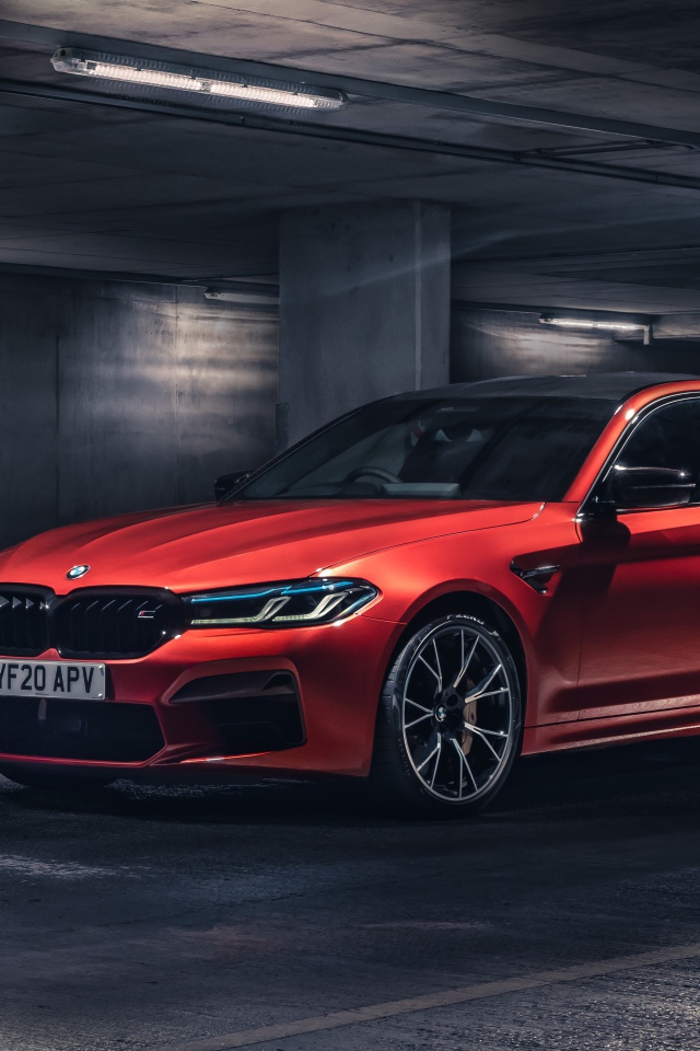 Красный автомобиль BMW M5 Competition 2020 на подземной парковке