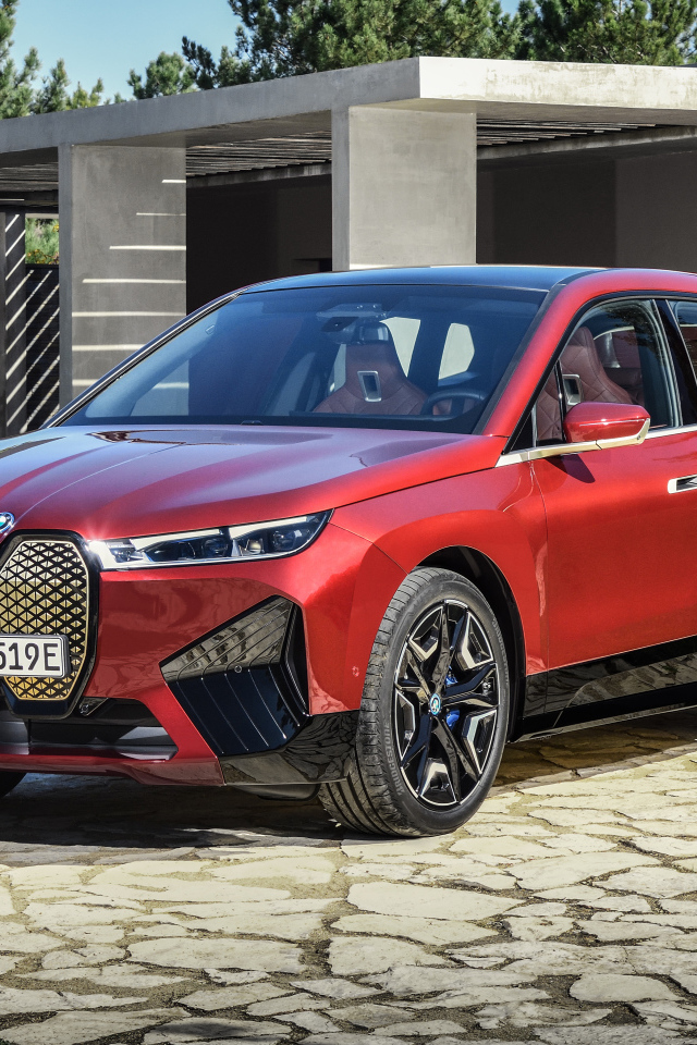 Красный кроссовер BMW IX Sport 2021 года у дома